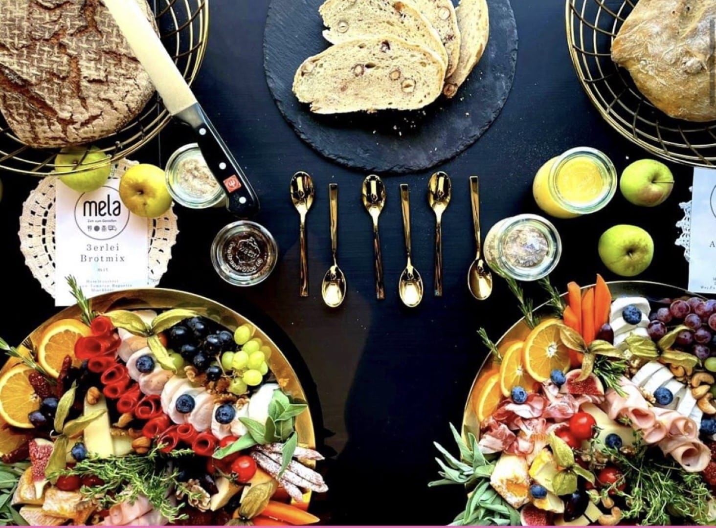 Angbot: Bei einem Frühstück ab 4 Personen gibt es hausgemachtes Granola mit Jogurt dazu!